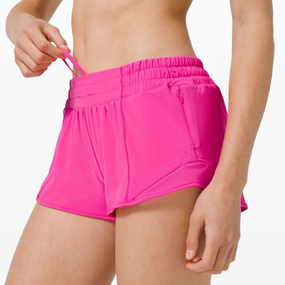 Lululemon shorty Hot Low Rise Shorts 2.5 Sonic Pink